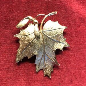 Vintage  1970's LIsner textured gold tone maple leave large broach w seed pod